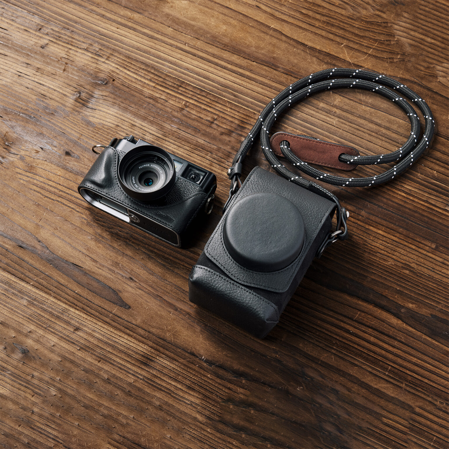 SmallRigがFUJIFILM X half用のカメラプレートとレザーケースを